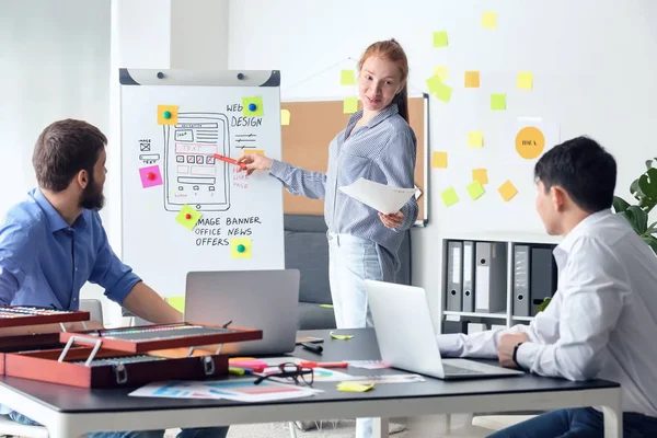 Rodzina planująca domowy budżet przy stole